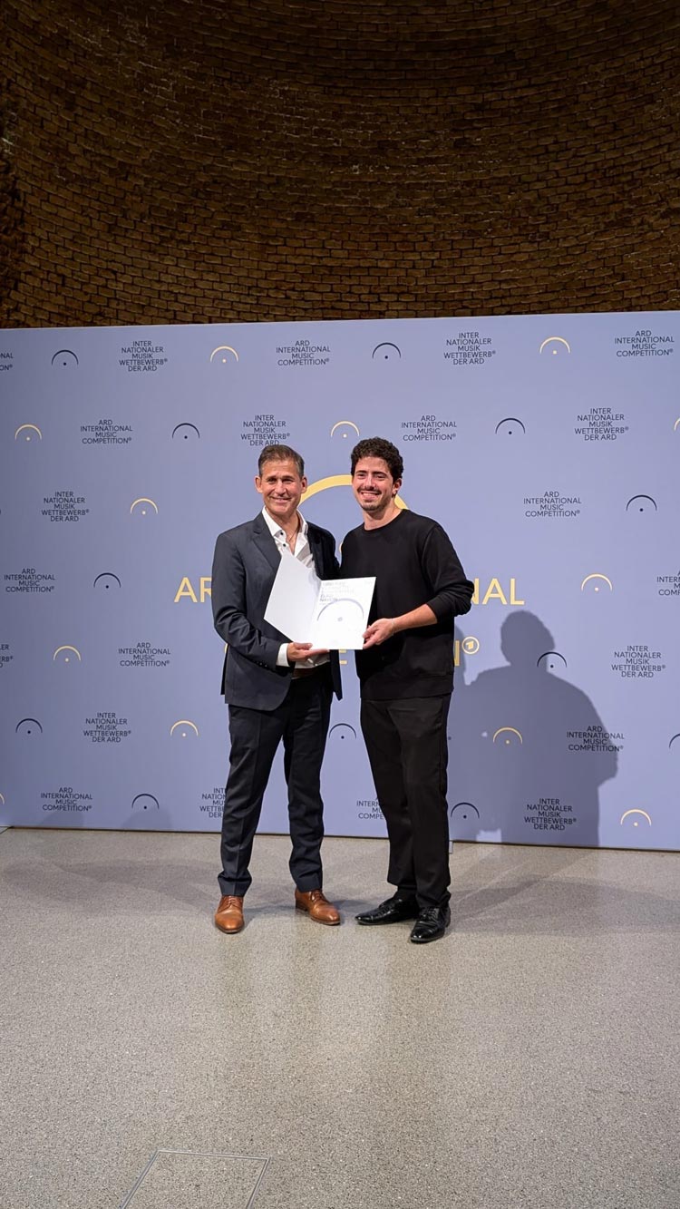 Elad Navon erhält Dolby-Atmos-Produktion Übergabe des GENUIN-Sonderpreises beim ARD Musikwettbewerb an Elad Navon